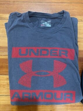 LG Short Sleeve UNDERARMOUR in Charcoal with Red Graphic